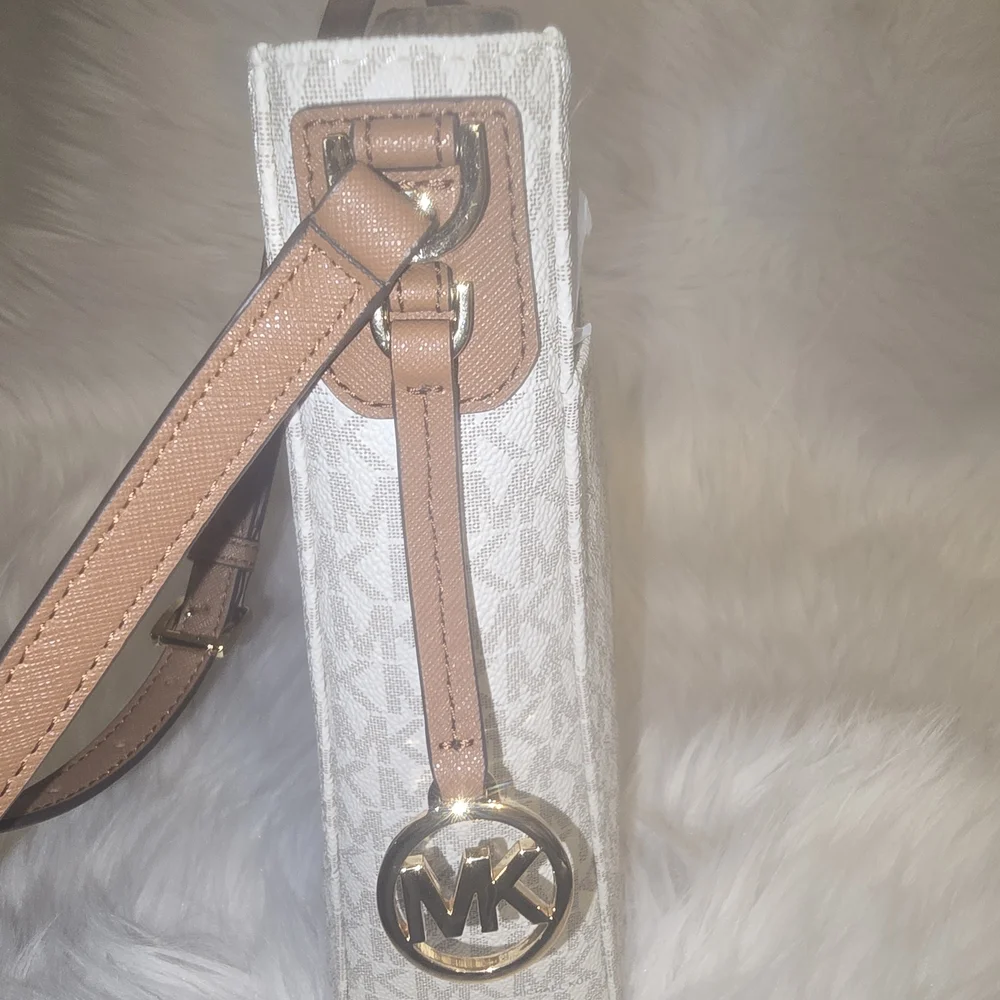 Michael Kors Cream Shoulder Bag - Picture 13 of 13